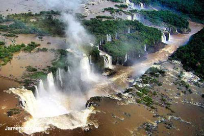 منظره هوایی بی‌نظیر از آبشارهای ایگوئاسو در مرز برزیل و آرژانتین که جزو عجایب طبیعی فهرست شده در میراث جهانی یونسکو قرار دارد. ژان پل لوکوک.
