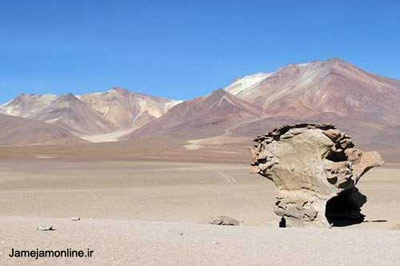 تصویر صحرای آتاکاما در شمال شیلی در سلسله جبال آند در ارتفاع چهار هزار متری که گویی بیننده شاهد یک تابلوی سوررئالیستی سالوادور دالی است. عکس