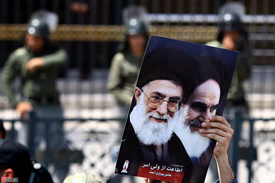 تجمع عده ای خاص در مقابل مجلس/تضعیف جایگاه قانونگذاری 