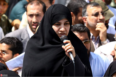 تجمع عده ای خاص در مقابل مجلس/تضعیف جایگاه قانونگذاری 