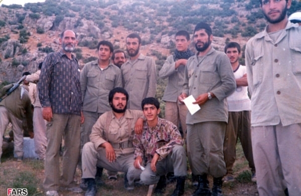شهید علی اصغر صفرخانی فرمانده گردان شهادت( ایستاده نفر چهارم از چپ)
