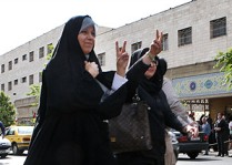 انتقاد فائزه هاشمی از روحانی/ خانواده ما مرغ عزا و عروسی‌اند!