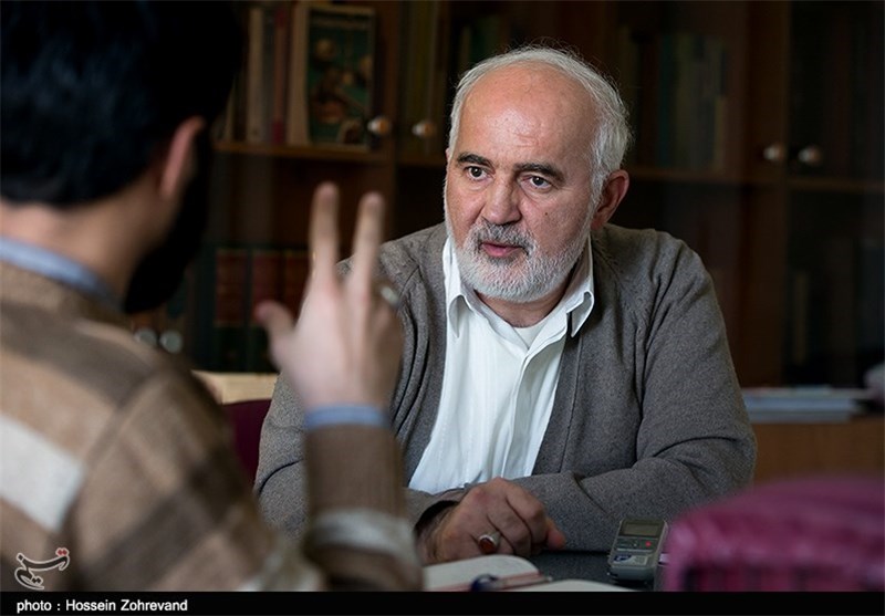 
به گزارش شبکه اطلاع رسانی راه دانا به نقل از جهان، احمد توکلی عضو شورای سرپرستی صداوسیما اوایل انقلاب و نماینده اولین دوره مجلس شورای اسلامی در واکنش به اظهاراتی که اخیراً در رابطه با شهید بهشتی و کانالیزه بودن امام (ره) با ما به گفتوگو نشست و گفت: یکیدو باری هم که امام (ره) اشتباه کرد، به محض اینکه متوجه شد فرمودند من اشتباه کردم و توبه میکنم. فکر کنم یک بار برای سپردن دولت موقت به مرحوم بازرگان بود، یک بار هم در قضیه کردستان بود ولی با این اشتباه میکنم، امام میخواست به ما سیاستمداران یاد دهد که اگر اشتباه کردید نترسید،بگویید اشتباه کردم و از آن برگردید و عزیزتر میشوید.
مشروح گفتوگوی احمد توکلی با خبرگزاری تسنیم به شرح زیر است:
اخیراً بحثهایی در رابطه با شخصیت آیتالله بهشتی مطرح شده است و در مصاحبهای به آیتالله بهشتی صفت تمامیتخواه و به ظاهر لیبرالیستی به ایشان میدهند. با توجه به اینکه حضرتعالی در دوران اوایل انقلاب همراه شهید بهشتی بودید، آیا ایشان تمامیتخواه یا لیبرال بود؟
من بعد از مطالعه مصاحبه جناب آقای سید محمد خامنهای به فکر افتادم که نقدی بنویسم ولی به علت گرفتاربودن در مباحث مربوط به بررسی بودجه سال ۱۳۹۴، امکان نوشتن نقد فراهم نشد لذا از خبرگزاری تسنیم خواهش کردم که زمینه انعکاس عرایضم را فراهم کند.
تاریخ انقلاب، نقش بیبدیل امام (ره) در خدمت به ملت ایران و اسلام عزیز،نقش شهید بهشتی و حتی نقش آقای هاشمیرفسنجانی، ـ به رغم انتقاداتی که من به ایشان داشته و دارم ـ باید درست فهمیده شود و این طور نشود که در مصاحبهای، تصویری از انقلاب اسلامی داده شود که گو اینکه یک عالم پیرمردی که در دست دیگران چرخانده میشد، کشور را اداره میکرده و کادر رهبری ایشان به گونهای بودند که یا توطئهگر یا ساده و اهل بازیخوردن بودند و قلیلی هم بودند که فقط طرفدار وطن و وطندوست بودند و هر گاه که متوجه میشدند، اقدام میکردند.
در ابتداء به خودم و به همه سیاستمداران دهه ۶۰ تذکر میدهم که "ولا یجرمنکم شنئان قوم علی ان لا تعدلوا اعدلوا هو اقرب للتقوی..."؛ خدا به ما دستور میدهد که مبادا دشمنی و اختلاف شما با دستهای باعث شود از عدالت خارج شوید، شما عدالت به خرج دهید که آن به تقوا نزدیکتر است.
اختلاف نظر من با آقای هاشمی تاریخی است و اگر اولی نبوده باشم اما جزو اولین منتقدان صریح آقای رفسنجانی بودم، و گرچه اعتقاد دارم که اشتباهات مواضع سالهای اخیر آقای رفسنجانی خیلی بیشتر شده ولی وقتی از تاریخ سخن میگوییم باید نقش افراد را درست تبیین کنیم.
,
,
,
, اخیراً بحثهایی در رابطه با شخصیت آیتالله بهشتی مطرح شده است و در مصاحبهای به آیتالله بهشتی صفت تمامیتخواه و به ظاهر لیبرالیستی به ایشان میدهند. با توجه به اینکه حضرتعالی در دوران اوایل انقلاب همراه شهید بهشتی بودید، آیا ایشان تمامیتخواه یا لیبرال بود؟ ,
,
,
,
,
,
,
,
,
![