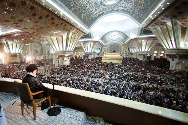 Image result for ‫رهبری در حرم امام خمینی‬‎