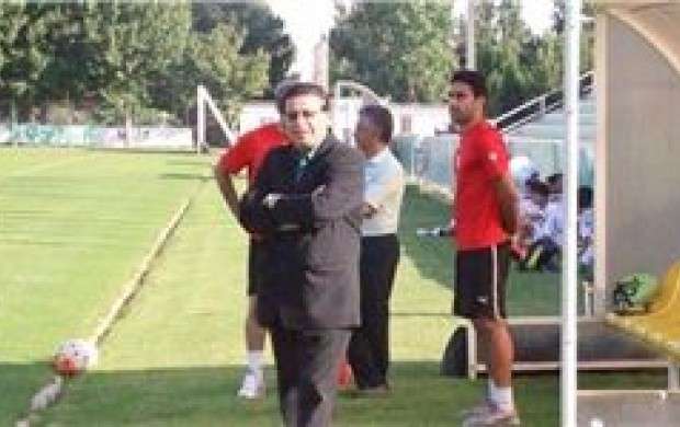 وقتی ساکت توپ را به زمین تاج می‌اندازد