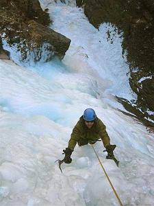 عکس/صعود به آبشار یخی لوسار توسط یک نابینا