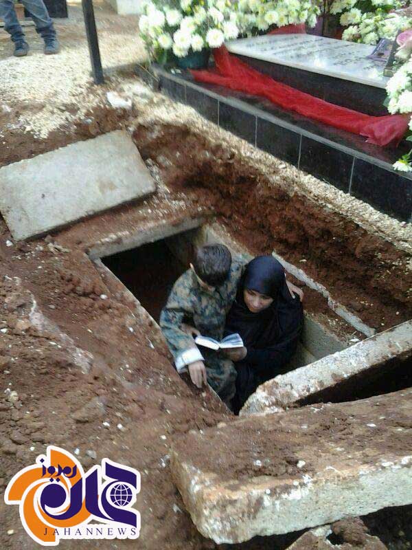عکسی دردناک از قرآن خواندن یک همسر شهید