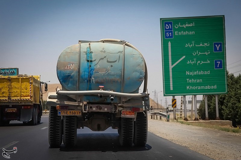 تانکر آب شرب در راه اصفهان